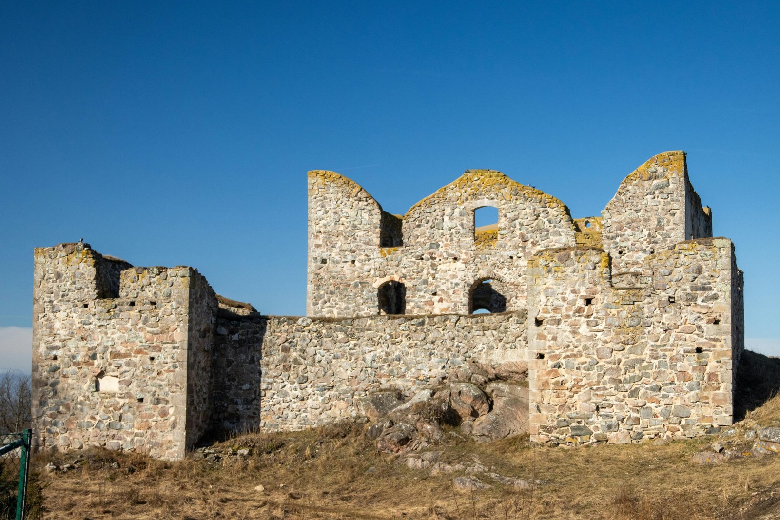 Erkunden Sie die historischen Ruinen von Schloss Brahehus unter strahlend blauem Himmel. Ein perfektes Erlebnis f&uuml;r Reise- und Geschichtsbegeisterte.